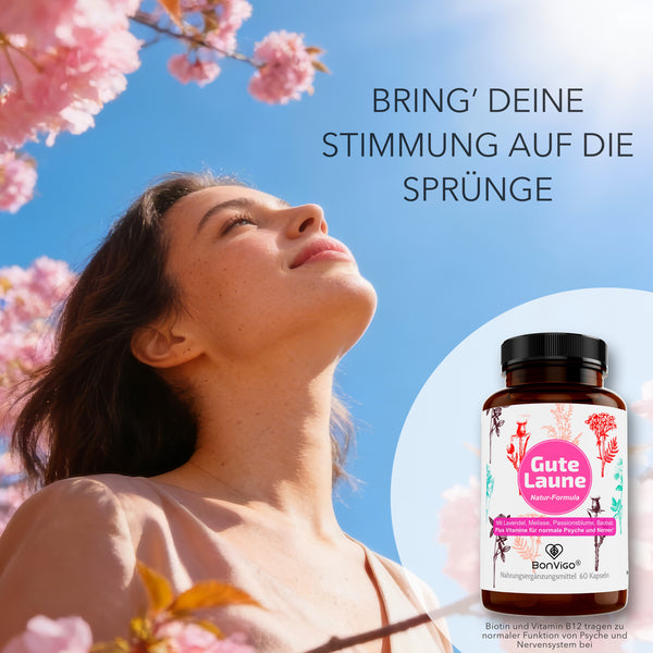 Junge Frau entspannt mit guter Laune vor rose Kirschblüten, Himmel strahlend blau